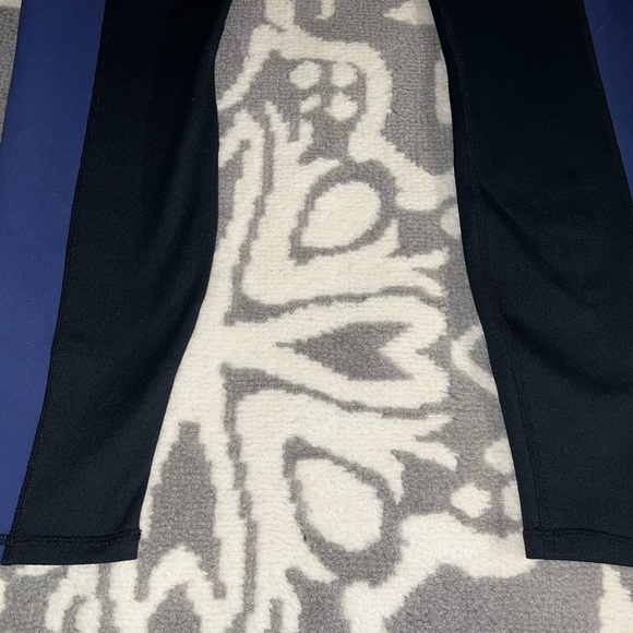 Size M Fabletics On-The-Go PowerHold High-Waisted Leggings Athletic Activewear - Picture 4 of 7